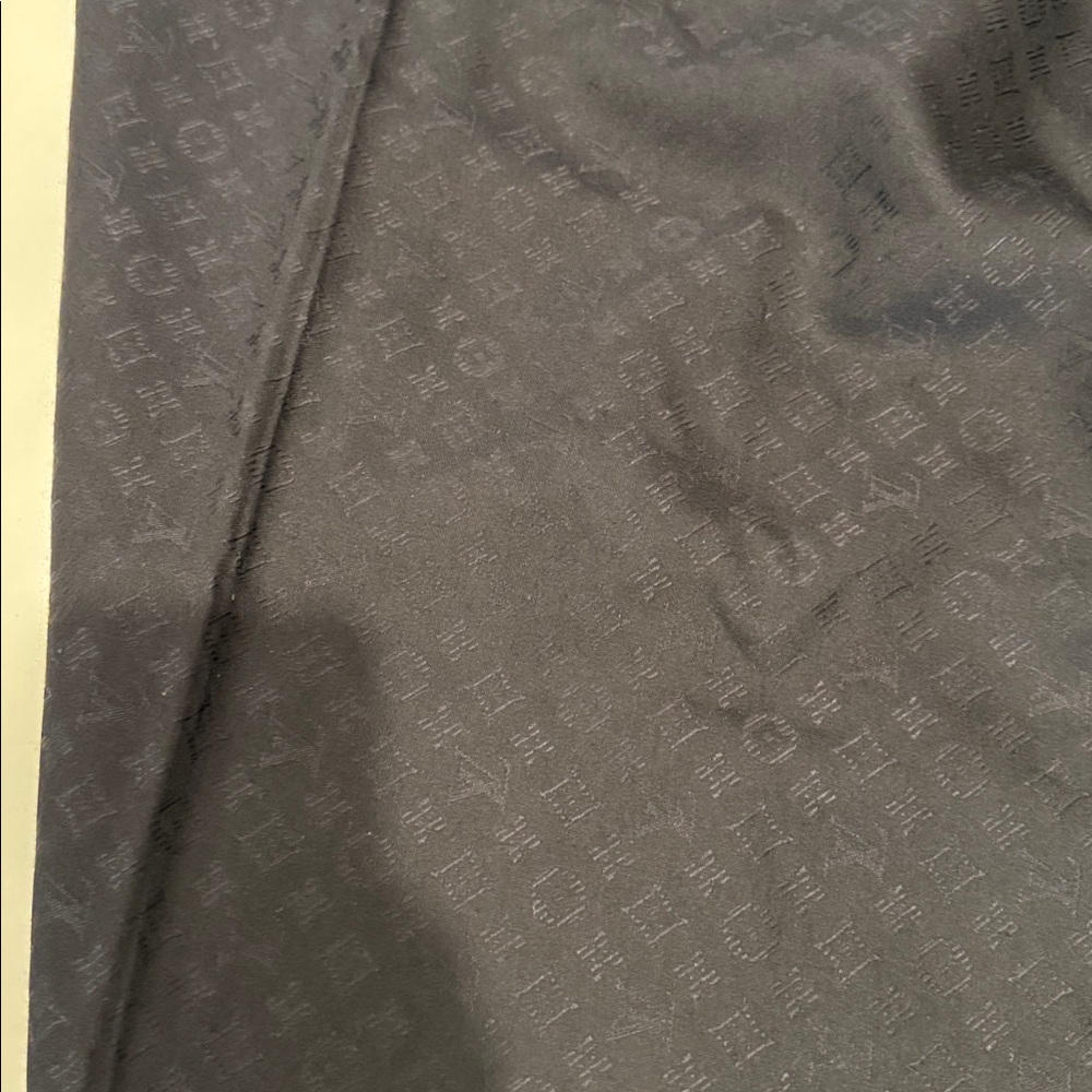 Louis Vuitton
Châle Monogram shine silk scarf - Picture 3 of 6